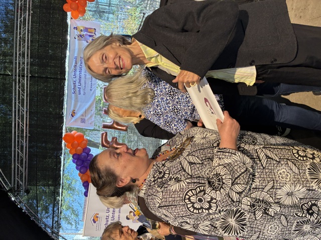 Anne Gutzmann überreicht Sara Rodriguez zum Jubiläum einen 200 € - Scheck