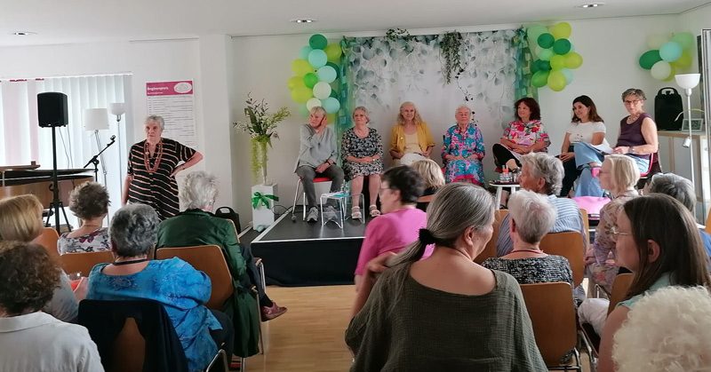 Gründerin des Beginenhofs Christine Müthrath am Mikrofon