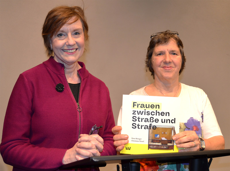 Christiane Niesel und Petra Metzger bei der Buchvorstellung Frauen zwischen Straße und Strafe
