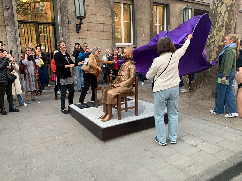 Friedensstatue vor dem NS-Dok am Appellhofplatz-1