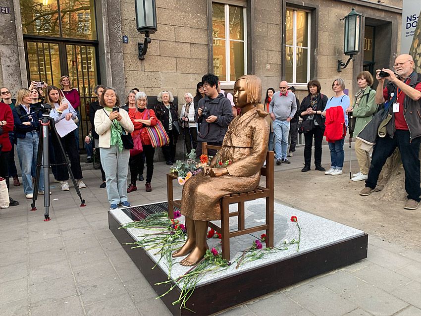Friedensstatue vor dem NS-Dok am Appellhofplatz-2